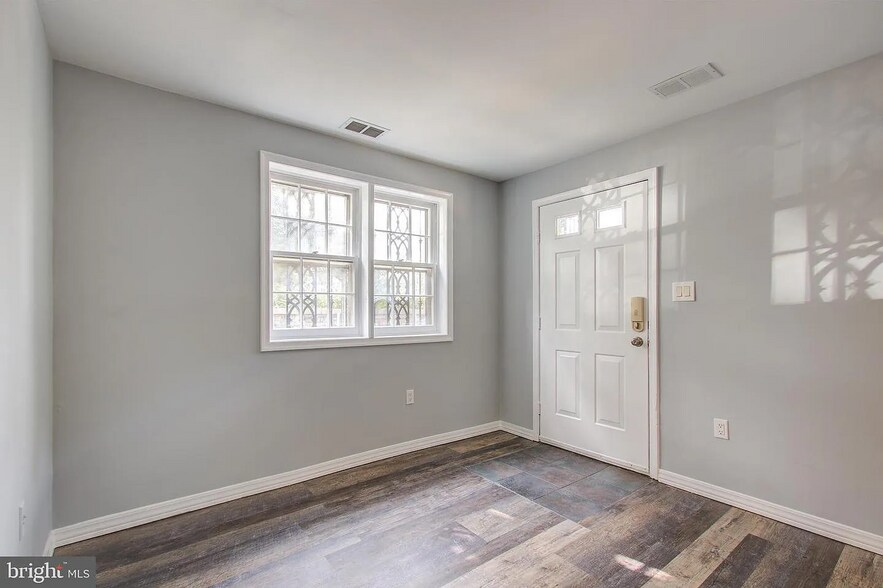 Living room - 732 5th St SE
