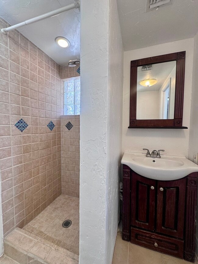 Building Photo - FOR RENT