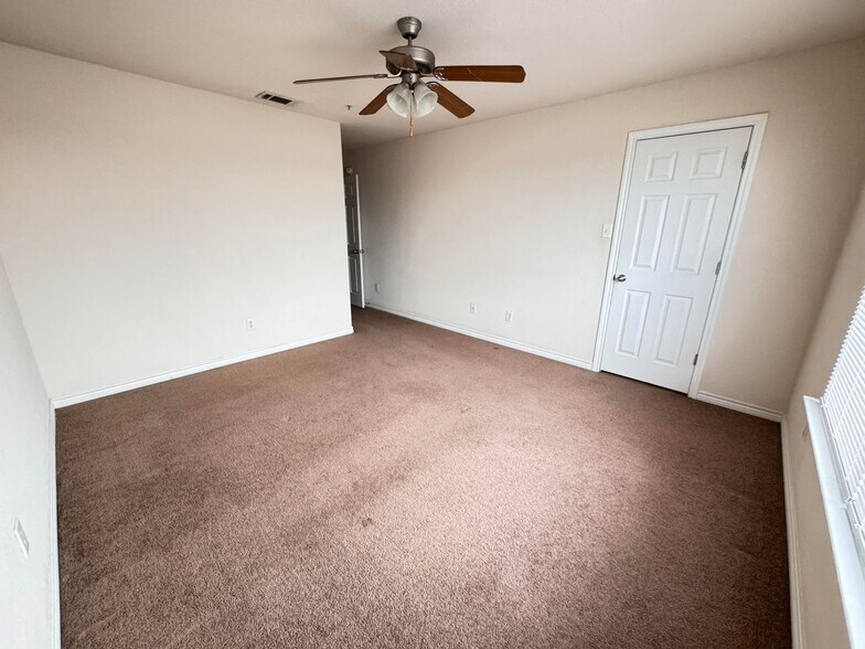 Building Photo - 4002 Cambridge Dr