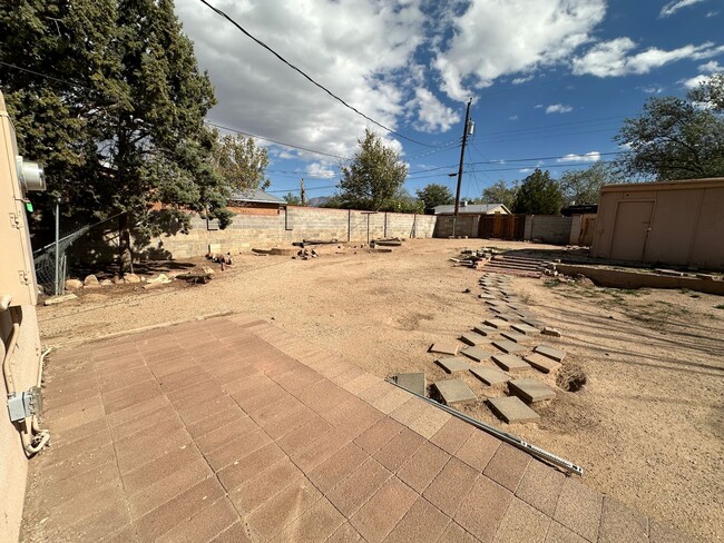 Building Photo - 2518 Alvarado Dr NE