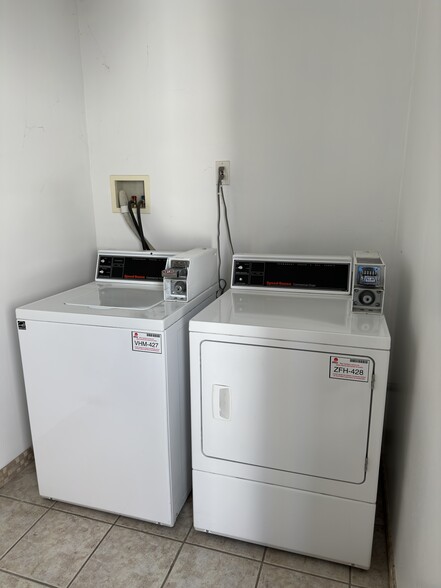 Laundry Room - 2144 S Redondo Blvd