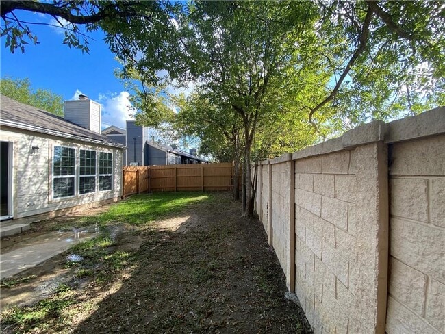 Building Photo - 1402 Hyridge Cir