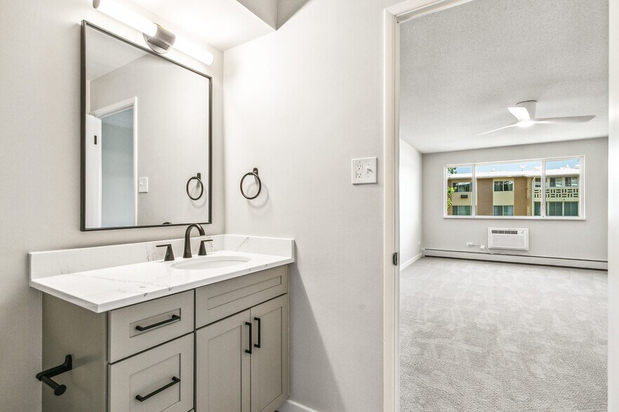 Building Photo - 725 S Alton Way