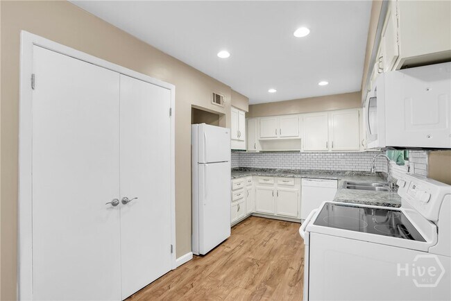 Building Photo - 2222 Bacon Park Dr
