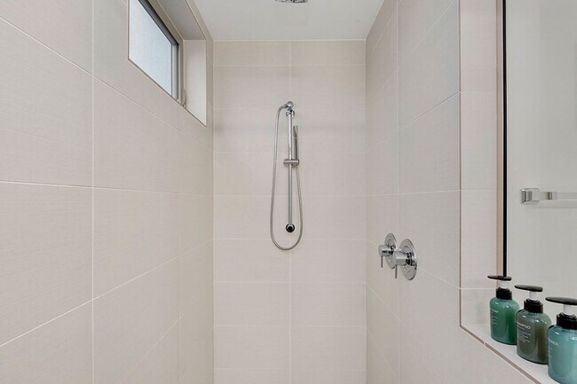 Building Photo - 1106 12th Ave