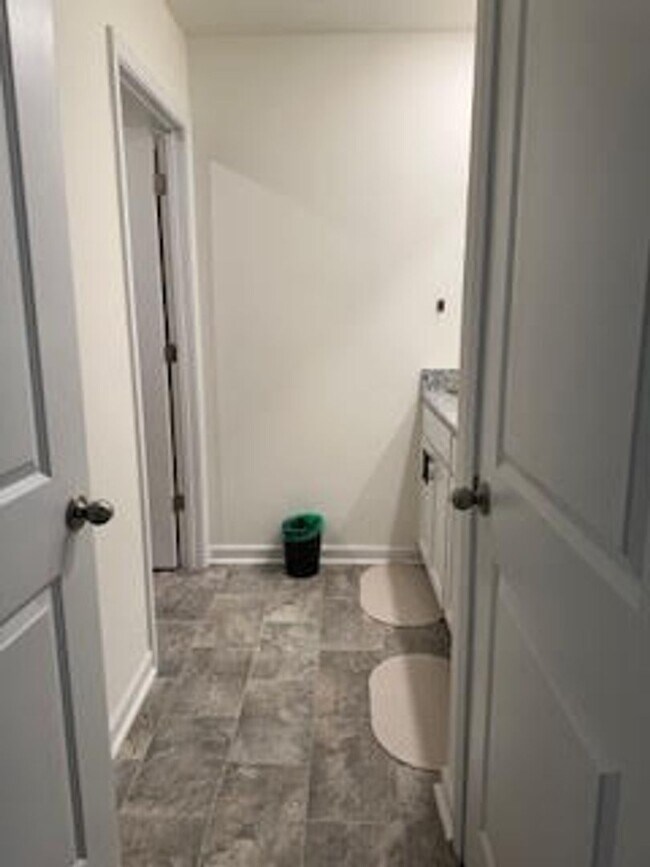 Building Photo - Knoxville 37932 - FULLY FURNISHED $3,300.0...