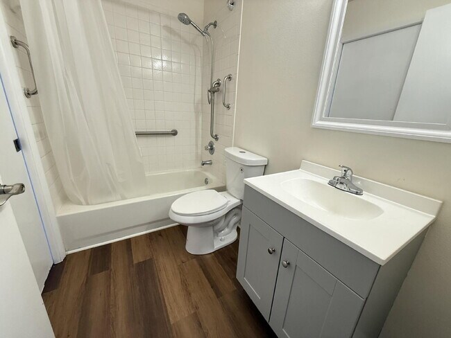 Building Photo - Beautifully remodeled 6 bedroom - 3 bath home in Summerfield Village