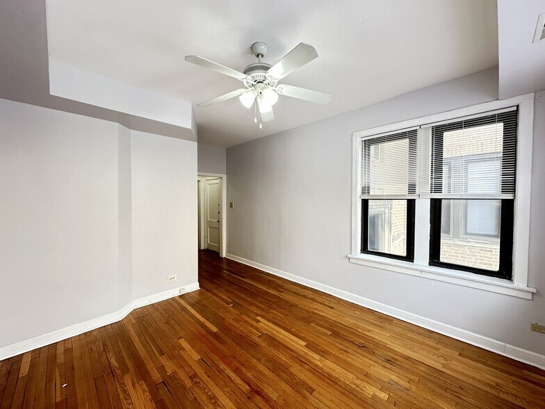 Building Photo - 2405 W Wilson Ave