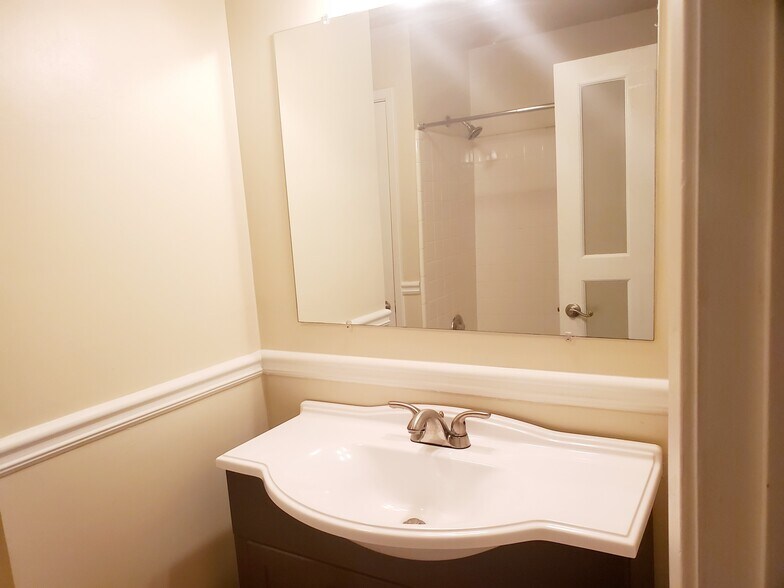 Building Photo - 14 Springhedge Ct St