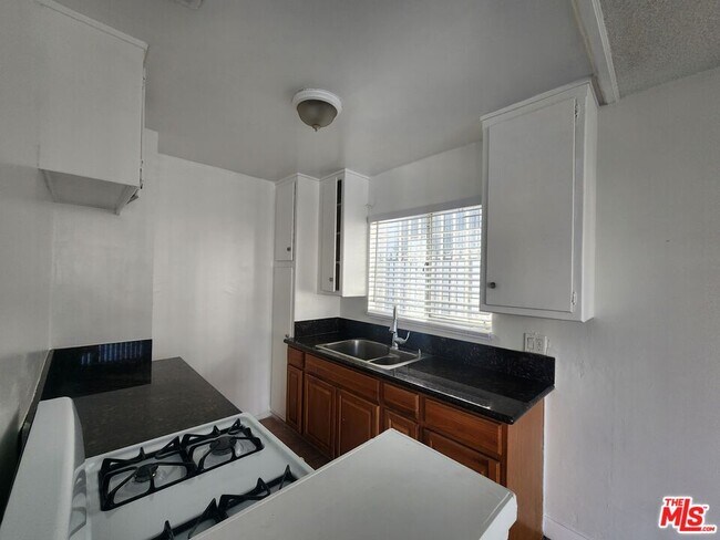 Building Photo - 515 S Manhattan Pl
