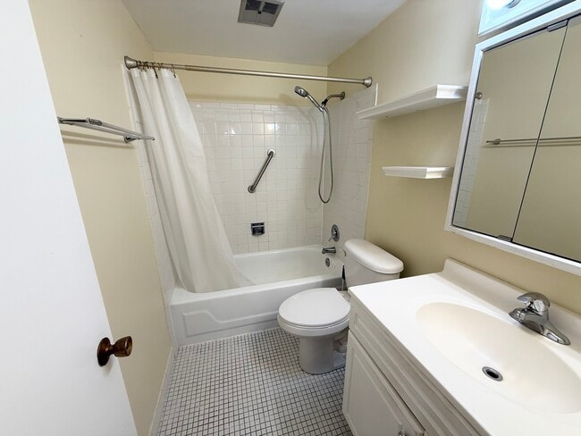 Building Photo - 1460 Fairlane Dr