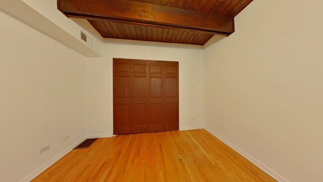 Building Photo - 719 W Buckingham Pl