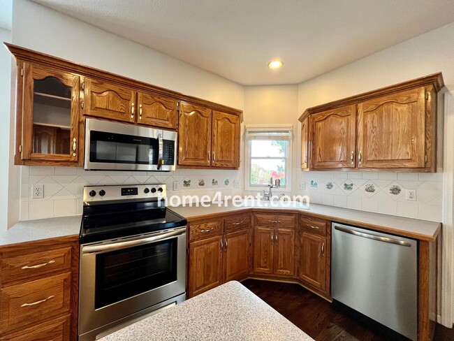 Building Photo - Beautiful Overland Park w/ Wood Floors Thr...