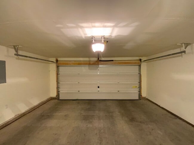Building Photo - 3 Bedroom Townhome Available Near Southern...
