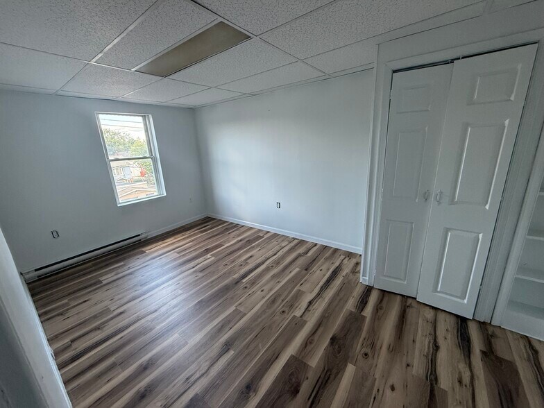 Building Photo - 604 E Market St