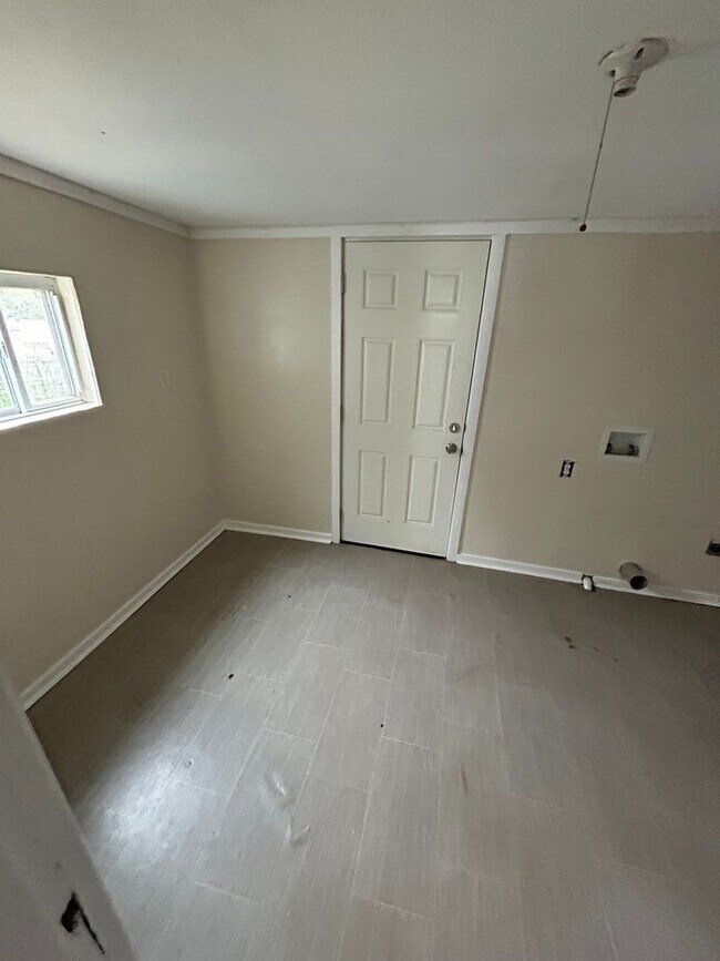 Building Photo - 102 White Ave