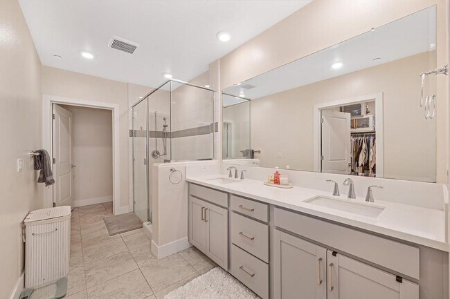 Building Photo - 2 Bed 2 Bath (plus a den) Gala Condo
