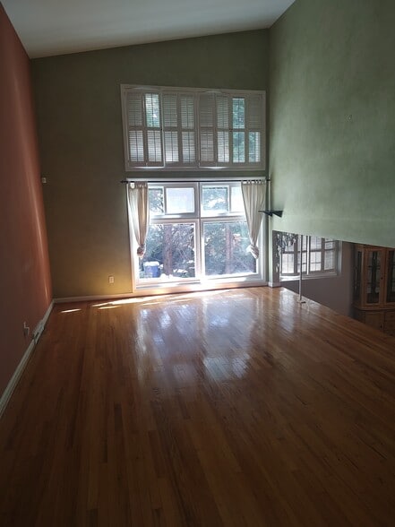 Living room - 6208 Ivymount Rd