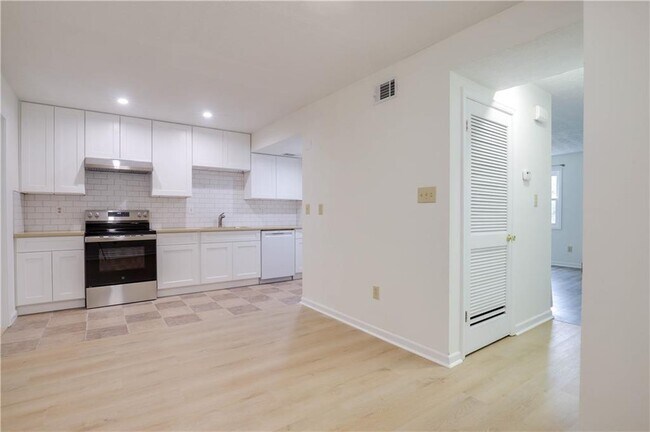 Building Photo - 304 Lexington Dr