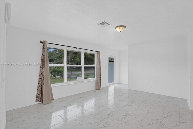 Building Photo - 3431 NW 5th Pl