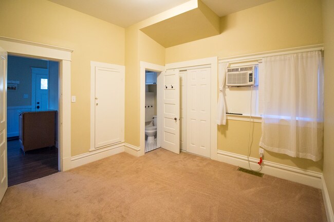 Building Photo - 1321 E Isaacs Ave