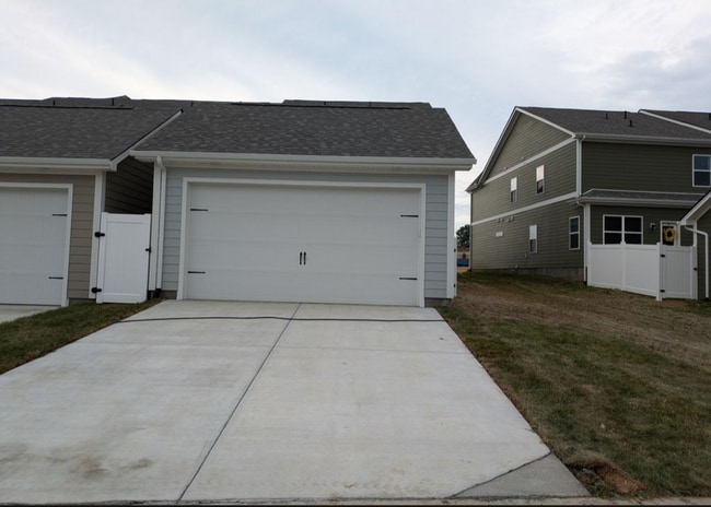 Building Photo - 5025 Greentree Dr