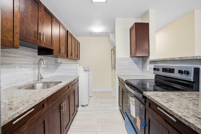 Building Photo - 7604 SW 10th Ct