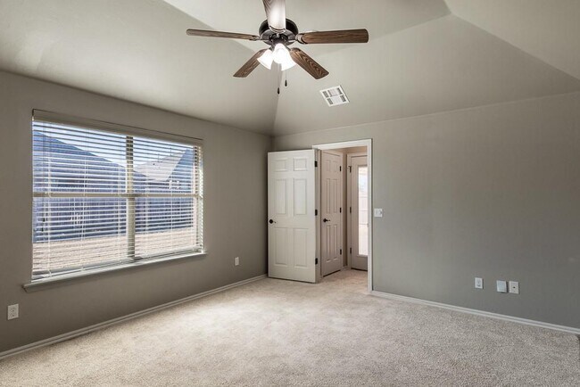 Building Photo - 808 Canyon Dr