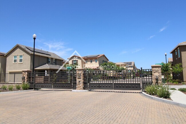 Building Photo - Beautiful Newer Roseville 3bd/2.5ba Home i...