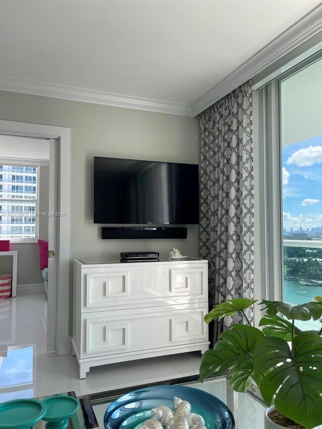 Building Photo - 5001 Collins Ave