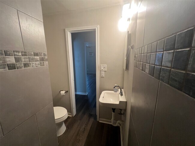 Building Photo - 416 Pin Oak Dr