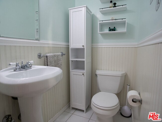 Building Photo - 6413 White Oak Ave