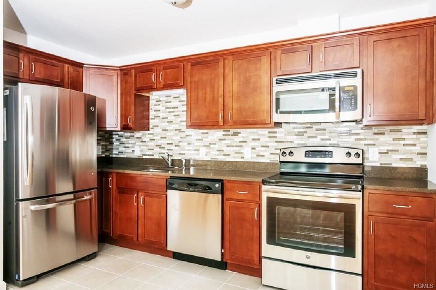 Primary Photo - 160 Chatterton Ave