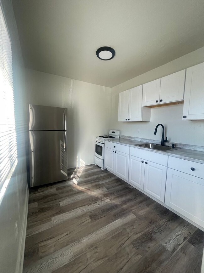 Building Photo - Cozy 1 Bedroom 1 Bathroom Apartment *Move ...