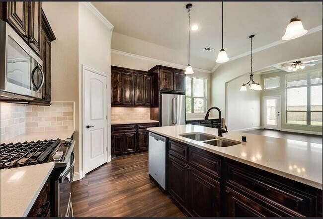 Building Photo - 2216 Grant Pk Wy