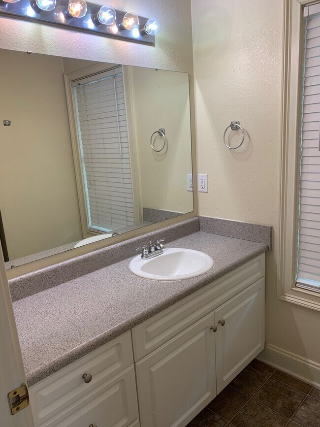 Building Photo - Eagles Landing 4 Bedroom Available for Fall 2026!!