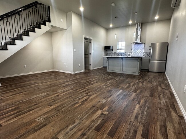 Building Photo - 501 Oak Ave