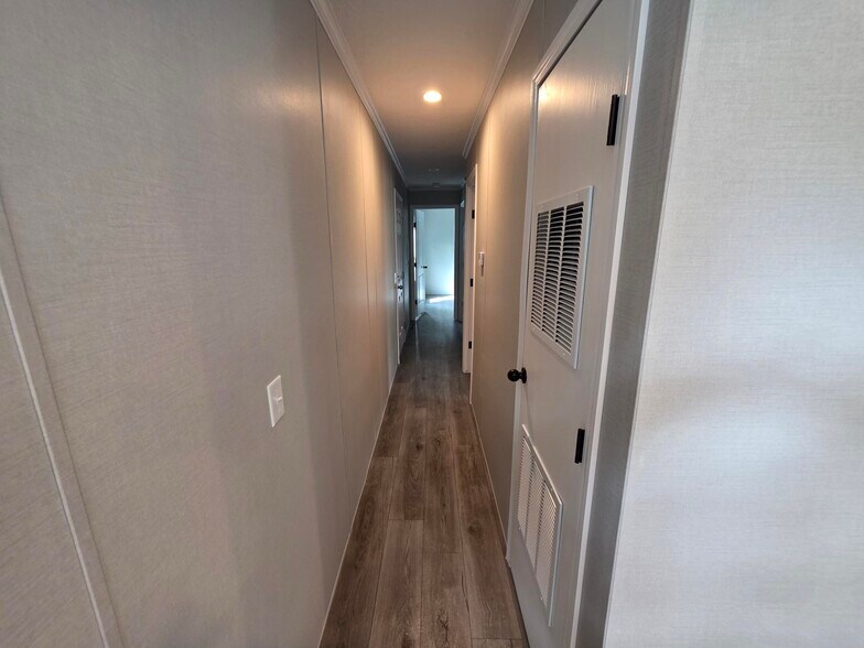 Building Photo - 16 Thomas Ln