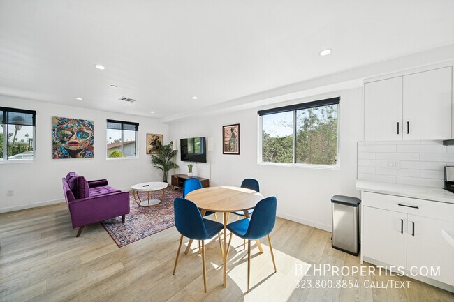 Building Photo - 837 N Harvard Blvd