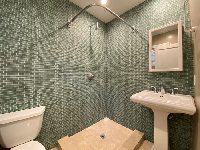 Building Photo - Luxury Bungalow on West Knoll in the Heart...