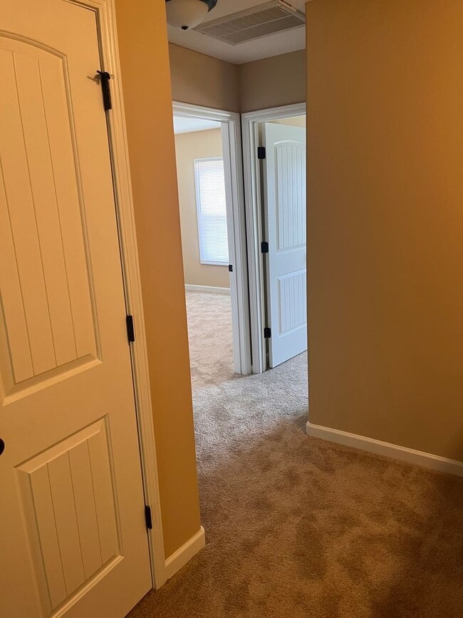 Building Photo - Lovely 3 Bedroom Townhouse in the desirabl...