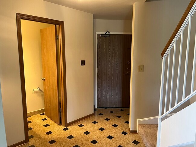 Building Photo - 1744 Eastwood Ct