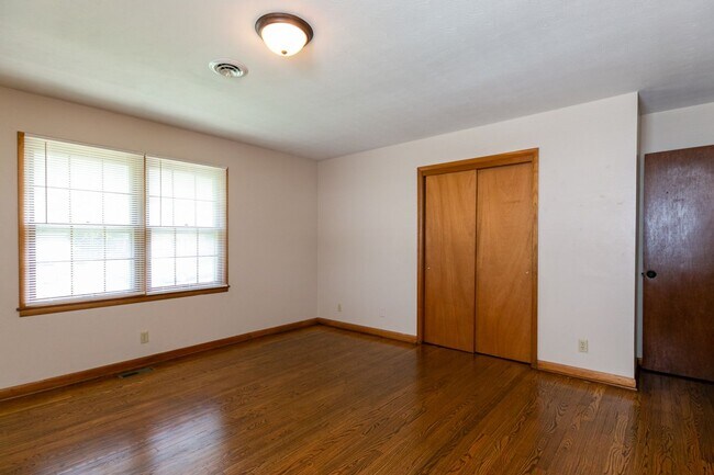 Building Photo - #6 Bedroom House with Awesome Yard Plus Ga...