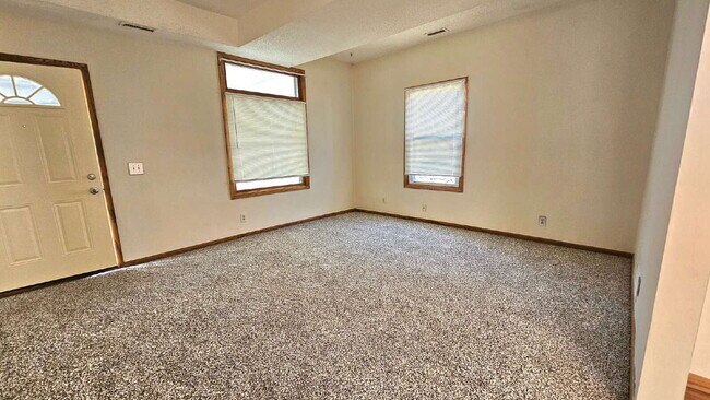 Building Photo - "Charming 3-Bedroom Retreat with 1200 Sq Ft of Comfort in Harrison Neighborhood in Minneapolis!"