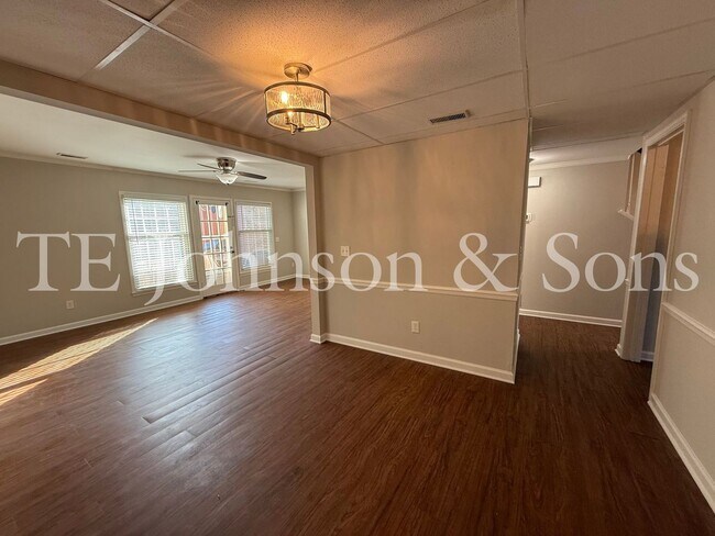 Building Photo - Modern 2-Bedroom with Granite Finishes & F...
