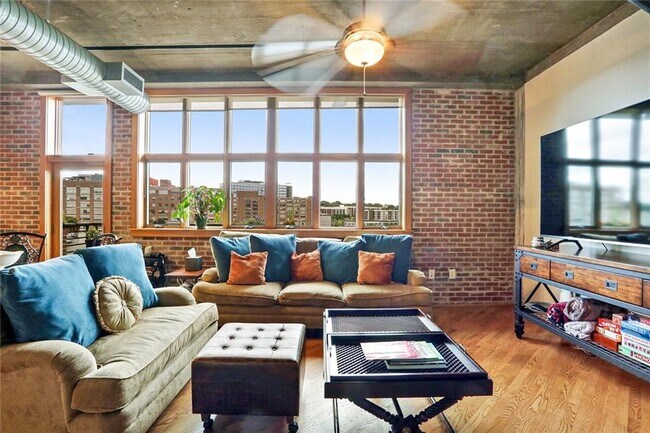 Building Photo - 640 Glen Iris Dr NE