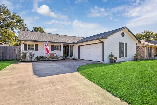 Building Photo - 5907 Hewitt Dr