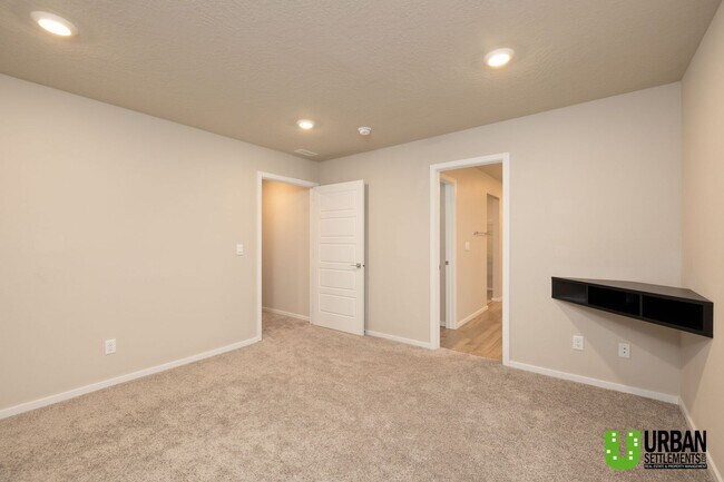 Building Photo - 12406 E Dickens Ln