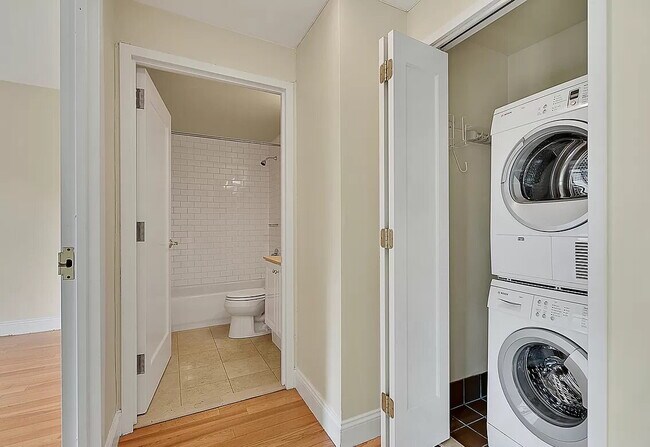 Building Photo - Comfortable Living in a Desirable Area
