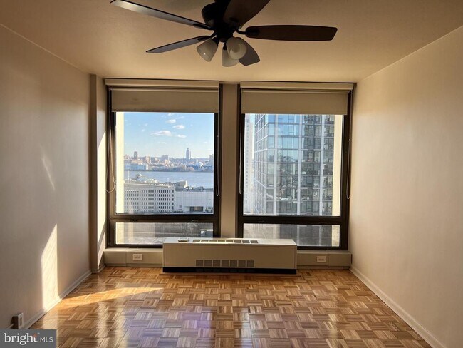 Building Photo - 200 Locust St